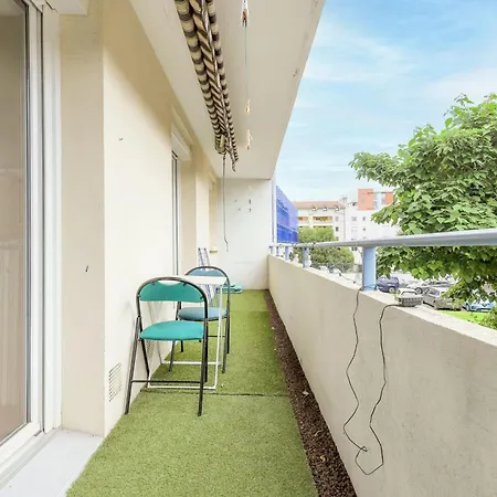 Beautiful And Spacious T3 With Balcony In Apartamento